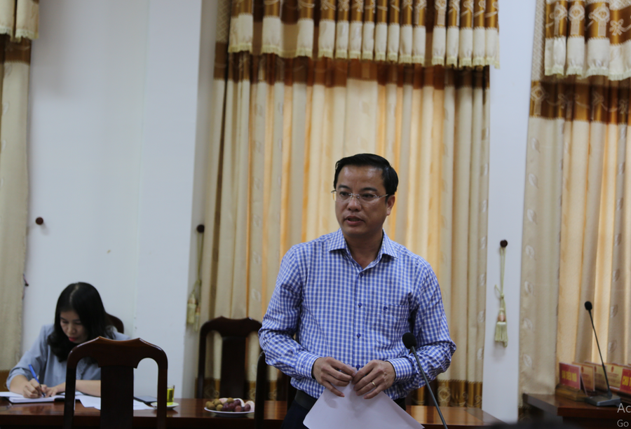 Ông Đinh Tiến Dũng, Phó Chủ tịch UBND huyện Minh Hóa báo cáo về công tác giáo dục trên địa bàn huyện tại buổi làm việc. Ông Đinh Tiến Dũng, Phó Chủ tịch UBND huyện Minh Hóa báo cáo về công tác giáo dục trên địa bàn huyện tại buổi làm việc.