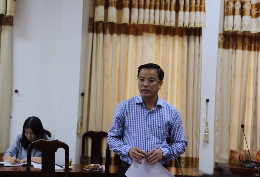 Ông Đinh Tiến Dũng, Phó Chủ tịch UBND huyện Minh Hóa báo cáo về công tác giáo dục trên địa bàn huyện tại buổi làm việc.