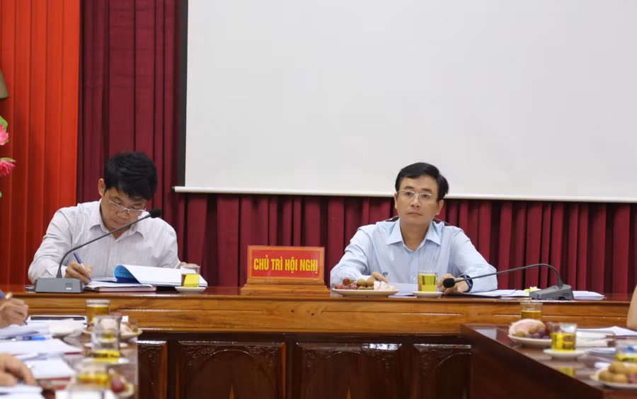 Ông Đặng Ngọc Tuấn, Giám đốc Sở GD&amp;ĐT Quảng Bình cùng ông Nguyễn Bắc Việt, Chủ tịch UBND huyện Minh Hóa chủ trì buổi làm việc.