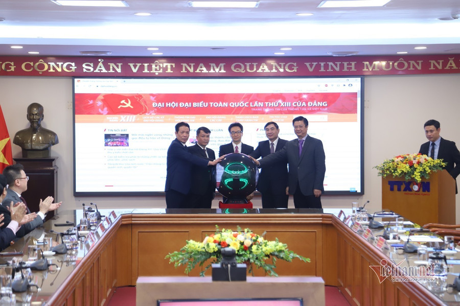 Phó Thủ tướng Vũ Đức Đam cùng các đại biểu thực hiện nghi thức khai trương trang thông tin. Phó Thủ tướng mong muốn báo chí góp sức để Đại hội Đảng XIII thành công