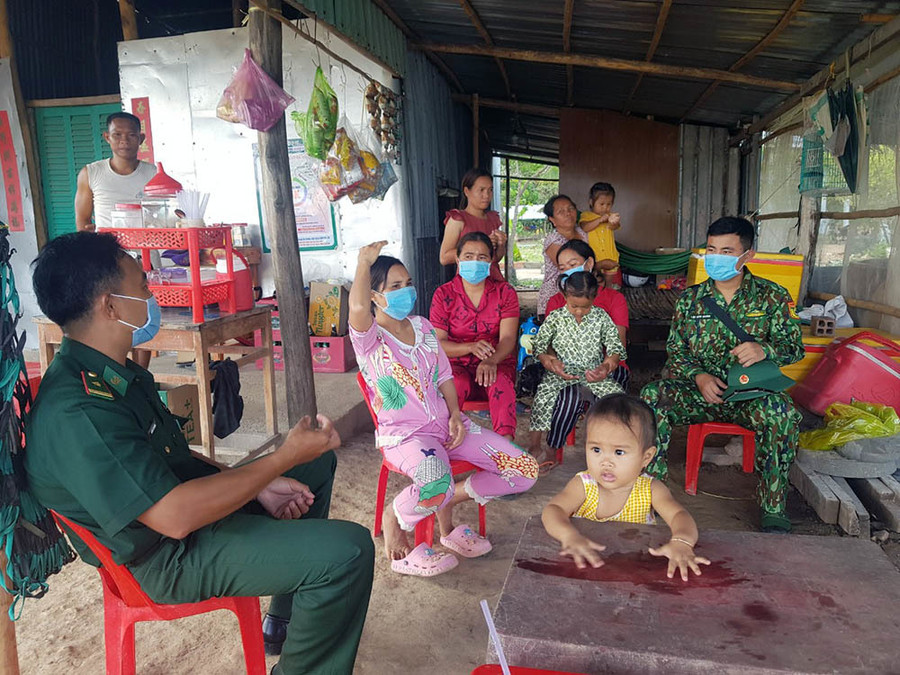 Lực lượng biên phòng cửa khẩu quốc tế Hà Tiên (Kiên Giang) tuyên truyền người dân nâng cao tinh thần cảnh giác, phát hiện người lạ nhập cảnh trái phép báo ngay cho lượng chức năng. Lực lượng biên phòng cửa khẩu quốc tế Hà Tiên (Kiên Giang) tuyên truyền người dân nâng cao tinh thần cảnh giác, phát hiện người lạ nhập cảnh trái phép báo ngay cho lượng chức năng.