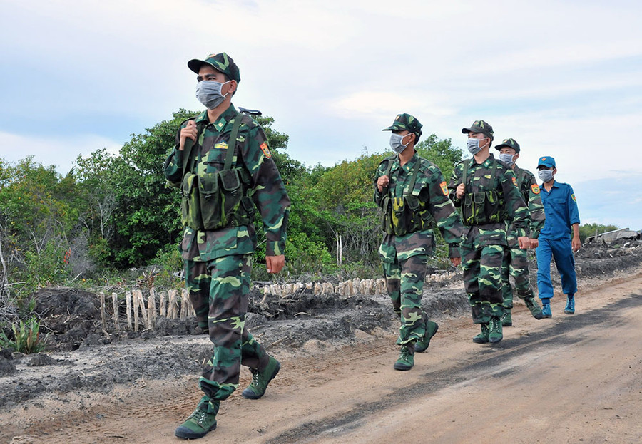 Những ngày này, lực lượng BĐBP, quân sự, công an tuần tra 24/24 trên tuyến biên giới Tây Nam quyết không cho người nhập cảnh trái phép. Những ngày này, lực lượng BĐBP, quân sự, công an tuần tra 24/24 trên tuyến biên giới Tây Nam quyết không cho người nhập cảnh trái phép.