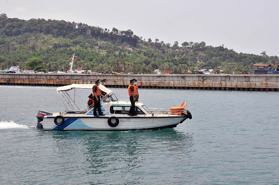 Tuyến đường biên giới trên sông, trên biển cũng được lực lượng chức năng kiểm soát chặt. Tuyến đường biên giới trên sông, trên biển cũng được lực lượng chức năng kiểm soát chặt.