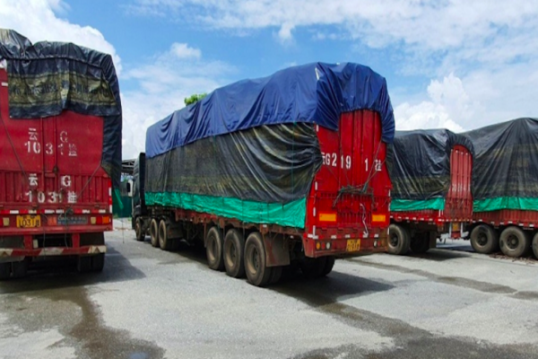 92 xe hàng lậu ở Lào Cai bị bắt giữ. Gần 100 ô tô tải chở đầy hàng lậu vô chủ bỏ rơi ở Lào Cai