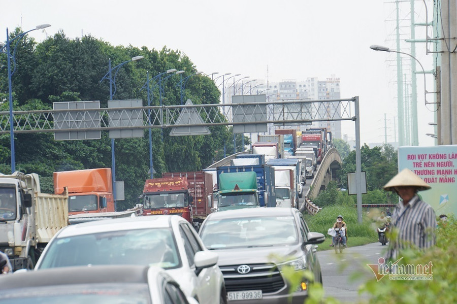 Cầu Đồng Văn Cống hướng ra Mai Chí Thọ thường xuyên ùn tắc giao thông