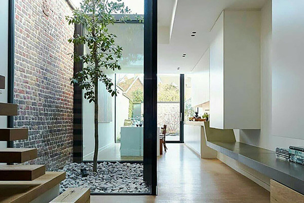 Nếu thiết kế không đúng cách, giếng trời có thể trở thành nơi truyền nhiệt vào trong nhà. (Ảnh minh họa). Nếu thiết kế không đúng cách, giếng trời có thể trở thành nơi truyền nhiệt vào trong nhà. (Ảnh minh họa).