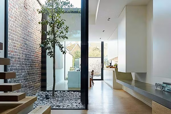 Nếu thiết kế không đúng cách, giếng trời có thể trở thành nơi truyền nhiệt vào trong nhà. (Ảnh minh họa).