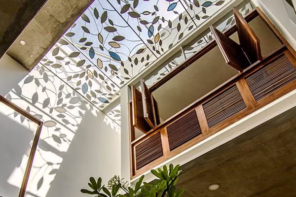 Xu hướng hiện nay sử dụng vật liệu mái bằng kính hoặc mái nhựa thông minh có khung sắt bảo vệ cho giếng trời. (Ảnh minh họa).