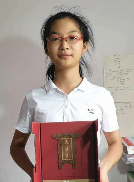 Xuất thân từ gia đình thuần nông lại có thể đỗ vào ĐH Bắc Kinh, nhất là khi tuổi còn rất nhỏ, Khuất Thi Dĩnh khiến nhiều người vô cùng ngưỡng mộ. Nữ sinh 15 tuổi trúng tuyển ĐH hàng đầu thế giới