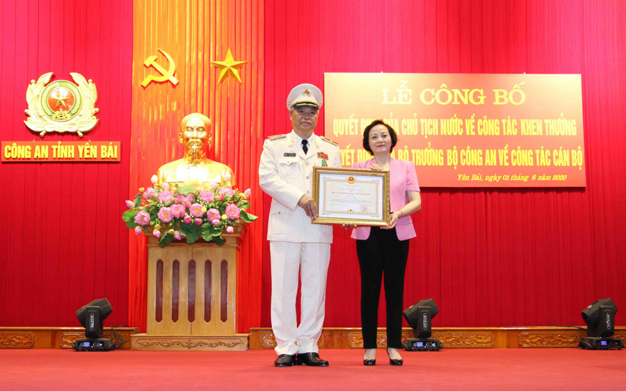 Bí thư Tỉnh ủy Yên Bái trao Huân chương Bảo vệ Tổ quốc hạng Nhất cho Thiếu tướng Đặng Trần Chiêu Bí thư Tỉnh ủy Yên Bái trao Huân chương Bảo vệ Tổ quốc hạng Nhất cho Thiếu tướng Đặng Trần Chiêu