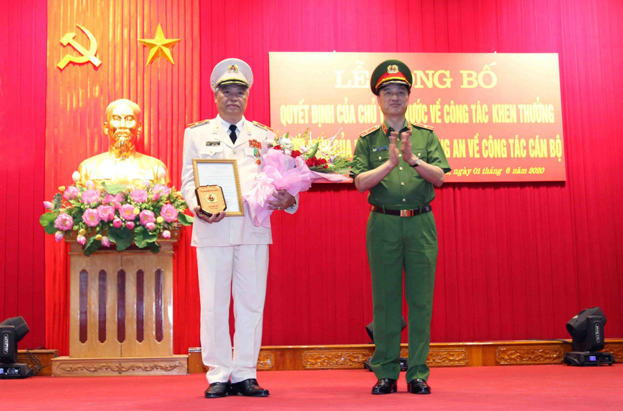 Thứ trưởng Nguyễn Duy Ngọc trao quyết định về việc nghỉ công tác chờ hưởng chế độ hưu trí cho Thiếu tướng Đặng Trần Chiêu Thứ trưởng Nguyễn Duy Ngọc trao quyết định về việc nghỉ công tác chờ hưởng chế độ hưu trí cho Thiếu tướng Đặng Trần Chiêu