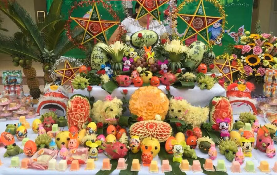 Nghề trang điểm cỗ Trung thu hút khách cận Rằm tháng Tám