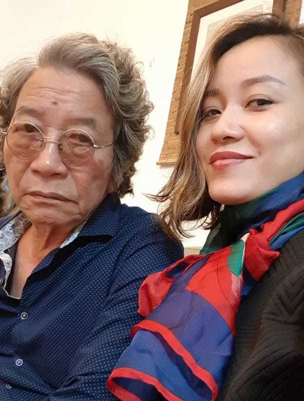 Chị Phó Khánh Chi bên nhạc sĩ Phó Đức Phương. Ảnh: FBNV Rớt nước mắt lời tâm sự của con gái nhạc sĩ Phó Đức Phương gửi bố