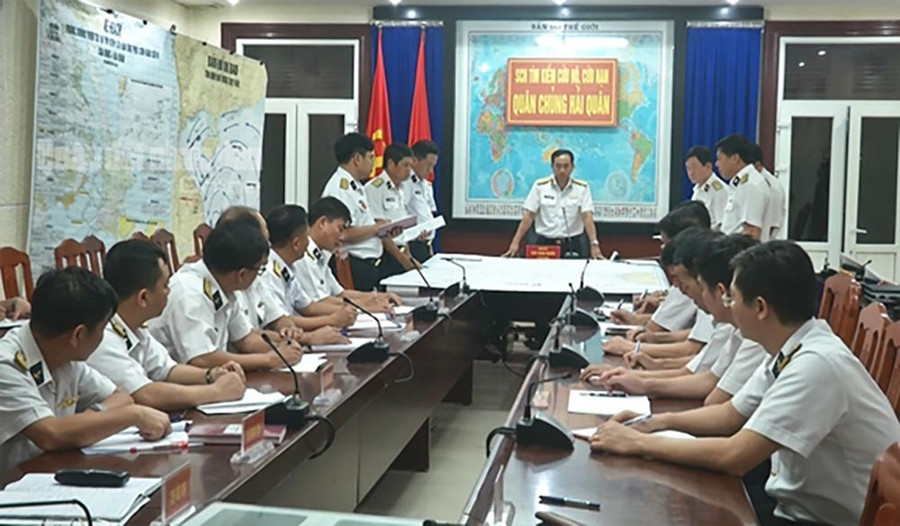 Quân chủng Hải quân đã thành lập Sở Chỉ huy phía trước, tìm kiếm cứu hộ, cứu nạn 3 tàu cá Bình Định gặp nạn trên biển. Ảnh: QĐND