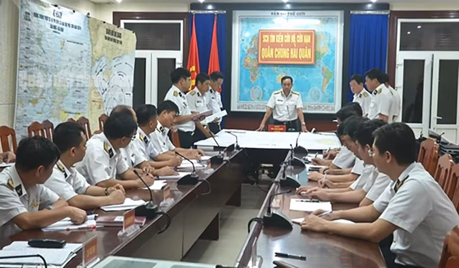 Quân chủng Hải quân đã thành lập Sở Chỉ huy phía trước, tìm kiếm cứu hộ, cứu nạn 3 tàu cá Bình Định gặp nạn trên biển. Ảnh: QĐND