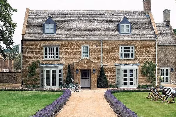 Vợ chồng Beckham thuê dinh thự 10 tỷ làm đám cưới cho con trai