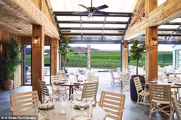 Vợ chồng Beckham thuê dinh thự 10 tỷ làm đám cưới cho con trai