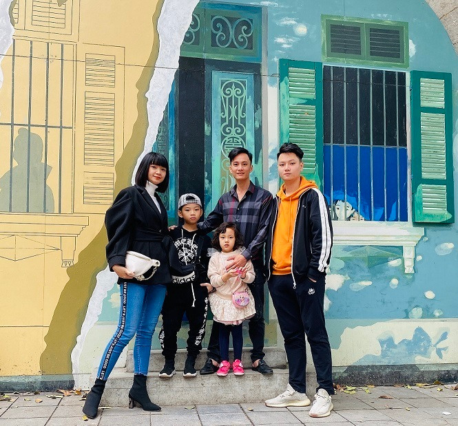 Người chồng kín tiếng suốt 20 năm của ‘bà trùm chân dài’ Hạ Vy