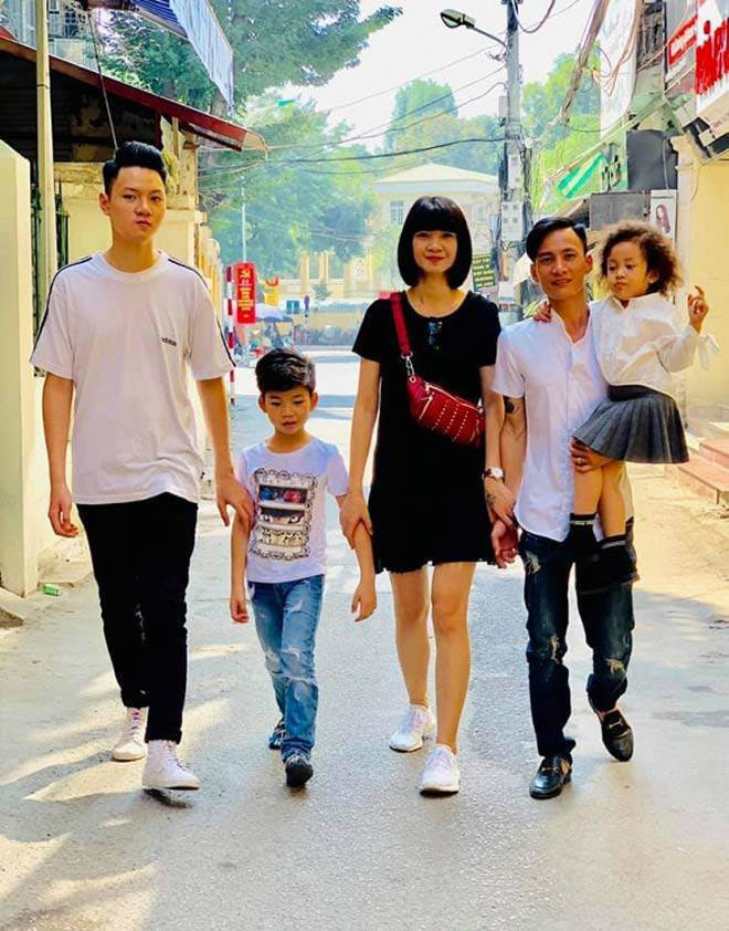 Người chồng kín tiếng suốt 20 năm của ‘bà trùm chân dài’ Hạ Vy