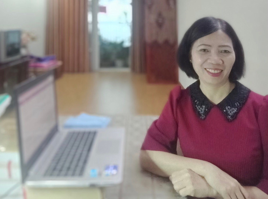 PGS Ngô Thị Phượng nhận xét việc dạy học trực tuyến khiến "Tôi gần sinh viên hơn, tương tác nhiều hơn". PGS Ngô Thị Phượng nhận xét việc dạy học trực tuyến khiến "Tôi gần sinh viên hơn, tương tác nhiều hơn".