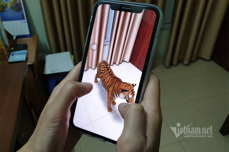 Chỉ ít giây sau đó, con thú ảo sẽ hiện ra. Bạn có thể di chuyển vị trí hoặc phóng to, thu nhỏ con vật theo ý muốn. Ảnh: Trọng Đạt.