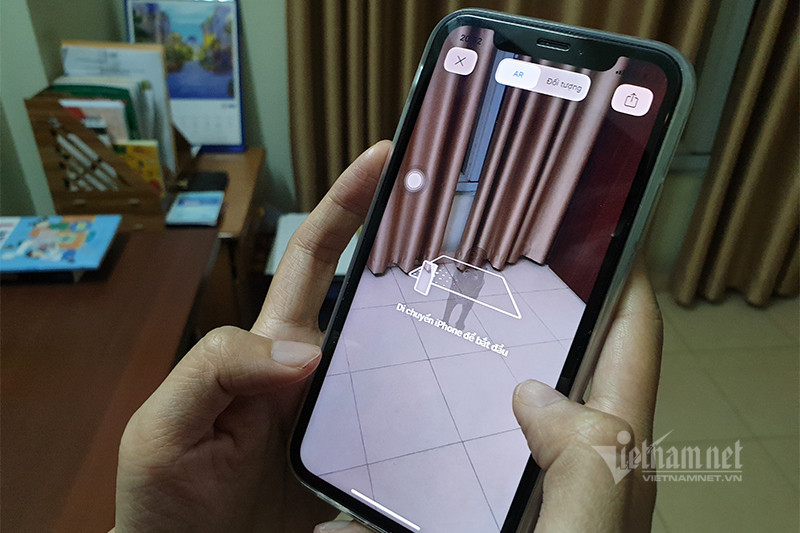Ở bước tiếp theo, hãy quay camera xuống dưới mặt sàn để Google có thể lồng ghép mô hình thực tế ảo vào không gian nhà bạn. Ảnh: Trọng Đạt. Ở bước tiếp theo, hãy quay camera xuống dưới mặt sàn để Google có thể lồng ghép mô hình thực tế ảo vào không gian nhà bạn. Ảnh: Trọng Đạt.