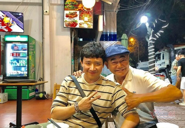 NSND Việt Anh bên học trò Trấn Thành. Nam nghệ sĩ dành nhiều lời khuyên bảo, chỉ dạy anh trong mỗi dịp gặp gỡ ăn uống. Cuộc sống ở trọ, không vợ con của NSND Việt Anh tuổi 63