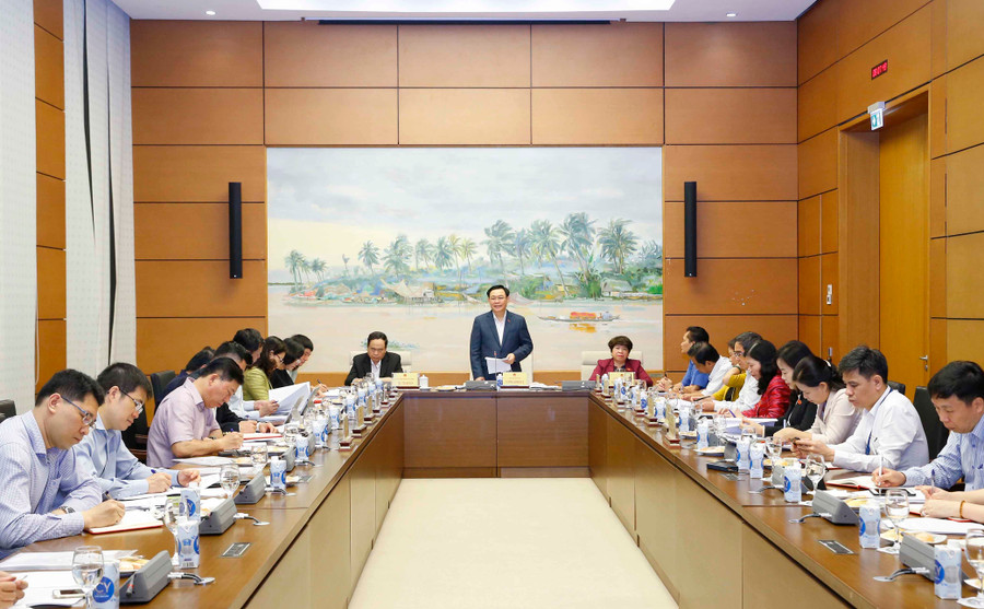 Chủ tịch Quốc hội Vương Đình Huệ chủ trì buổi làm việc với Thường trực Ủy ban về các vấn đề xã hội