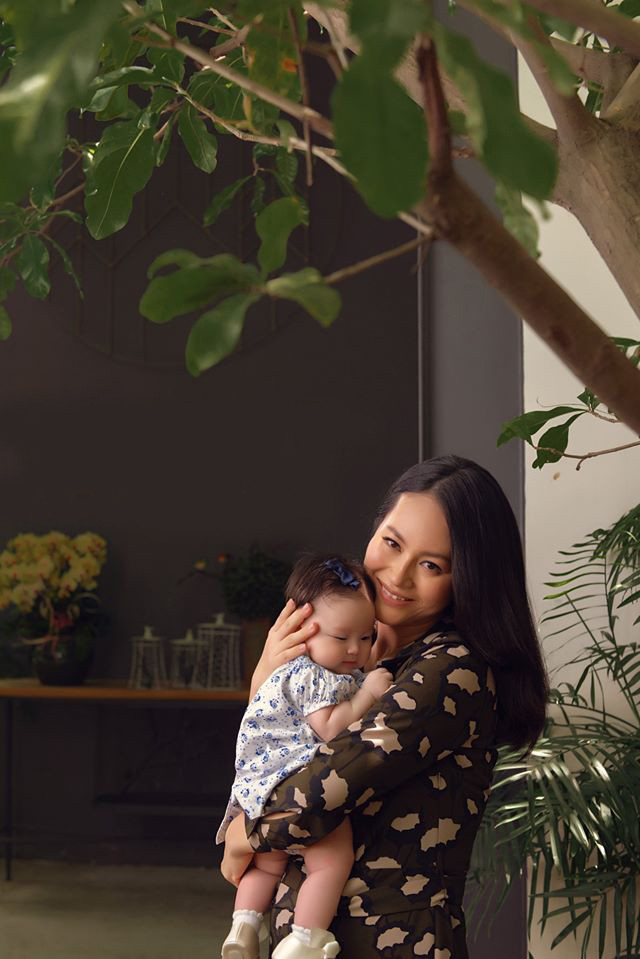 “Tôi biết mình có con gái khi bầu bí được 10 tuần. Lúc đó tôi tràn ngập niềm vui, sự mãn nguyện nhưng cũng có chút lo lắng. Tôi vui vì có con gái để tha hồ làm điệu cho con và sẽ có một người bạn gái thân đặc biệt trong cuộc đời. Tuy nhiên, tôi cũng lo lắng và mong em bé phát triển khoẻ mạnh, an toàn cho đến ngày bé ra đời. Lần thứ ba mang bầu, tôi gần như phải nằm suốt, không ăn uống được gì nhiều, đến ngày sinh tôi vẫn bị ốm nghén, sợ nhiều mùi đồ ăn”, cô bộc bạch. “Tôi biết mình có con gái khi bầu bí được 10 tuần. Lúc đó tôi tràn ngập niềm vui, sự mãn nguyện nhưng cũng có chút lo lắng. Tôi vui vì có con gái để tha hồ làm điệu cho con và sẽ có một người bạn gái thân đặc biệt trong cuộc đời. Tuy nhiên, tôi cũng lo lắng và mong em bé phát triển khoẻ mạnh, an toàn cho đến ngày bé ra đời. Lần thứ ba mang bầu, tôi gần như phải nằm suốt, không ăn uống được gì nhiều, đến ngày sinh tôi vẫn bị ốm nghén, sợ nhiều mùi đồ ăn”, cô bộc bạch.