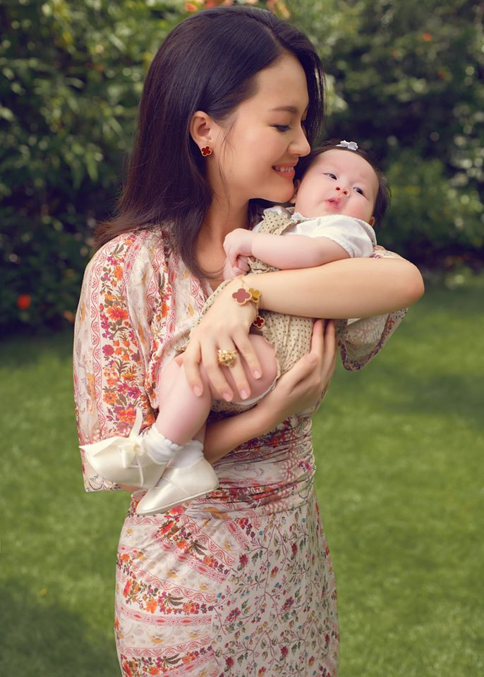 Với Đỗ Hải Yến, lần mang thai nào cũng là một hành trình gian nan. Khi bầu con trai đầu lòng, cô tăng cân nhiều, người bị phù và phải nằm một chỗ trong mấy tháng đầu tiên. Khi bầu con trai thứ hai, cô bị tiểu đường thai kỳ và cũng nằm một chỗ vào mấy tháng cuối, cơ thể lúc nào cũng mệt mỏi. Dẫu vất vả trong ba lần bầu bí nhưng cô lại rất hạnh phúc bởi các con chào đời một cách thuận lợi và lớn lên khoẻ mạnh. Với Đỗ Hải Yến, lần mang thai nào cũng là một hành trình gian nan. Khi bầu con trai đầu lòng, cô tăng cân nhiều, người bị phù và phải nằm một chỗ trong mấy tháng đầu tiên. Khi bầu con trai thứ hai, cô bị tiểu đường thai kỳ và cũng nằm một chỗ vào mấy tháng cuối, cơ thể lúc nào cũng mệt mỏi. Dẫu vất vả trong ba lần bầu bí nhưng cô lại rất hạnh phúc bởi các con chào đời một cách thuận lợi và lớn lên khoẻ mạnh.