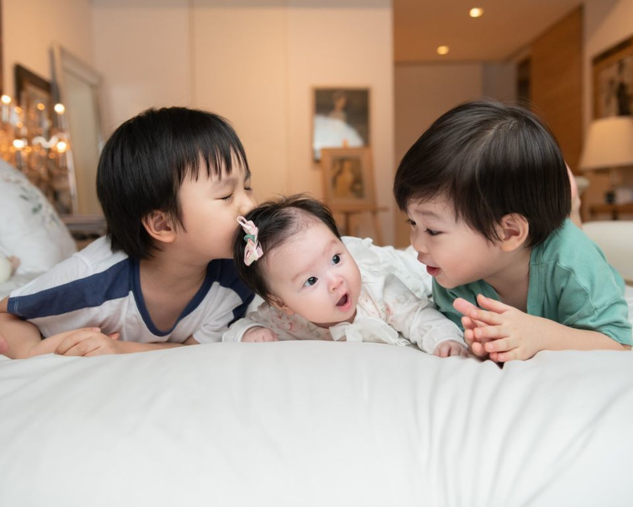 “Mỗi ngày tôi đưa cả 3 con tới trường, hai con lớn vào lớp học, riêng con gái 3 tháng tuổi theo mẹ vào văn phòng. Tôi vừa làm việc vừa chăm con. Đến chiều tối, 4 mẹ con cùng về nhà, tôi lại lo tắm rửa, ăn uống và cho các con đi ngủ. Mỗi ngày của tôi đều lặp lại như vậy, dù bận rộn nhưng tôi hạnh phúc vì được ở bên các con. Tôi càng yên tâm hơn khi các con có được một ngôi trường tuyệt vời để phát triển tính cách, tư duy sáng tạo”, Đỗ Hải Yến tâm sự. “Mỗi ngày tôi đưa cả 3 con tới trường, hai con lớn vào lớp học, riêng con gái 3 tháng tuổi theo mẹ vào văn phòng. Tôi vừa làm việc vừa chăm con. Đến chiều tối, 4 mẹ con cùng về nhà, tôi lại lo tắm rửa, ăn uống và cho các con đi ngủ. Mỗi ngày của tôi đều lặp lại như vậy, dù bận rộn nhưng tôi hạnh phúc vì được ở bên các con. Tôi càng yên tâm hơn khi các con có được một ngôi trường tuyệt vời để phát triển tính cách, tư duy sáng tạo”, Đỗ Hải Yến tâm sự.