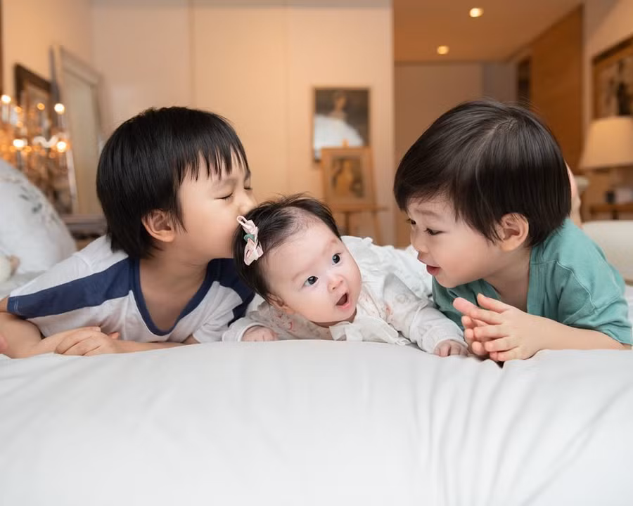 “Mỗi ngày tôi đưa cả 3 con tới trường, hai con lớn vào lớp học, riêng con gái 3 tháng tuổi theo mẹ vào văn phòng. Tôi vừa làm việc vừa chăm con. Đến chiều tối, 4 mẹ con cùng về nhà, tôi lại lo tắm rửa, ăn uống và cho các con đi ngủ. Mỗi ngày của tôi đều lặp lại như vậy, dù bận rộn nhưng tôi hạnh phúc vì được ở bên các con. Tôi càng yên tâm hơn khi các con có được một ngôi trường tuyệt vời để phát triển tính cách, tư duy sáng tạo”, Đỗ Hải Yến tâm sự.