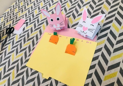 Chị T. tự làm đồ chơi cho con,