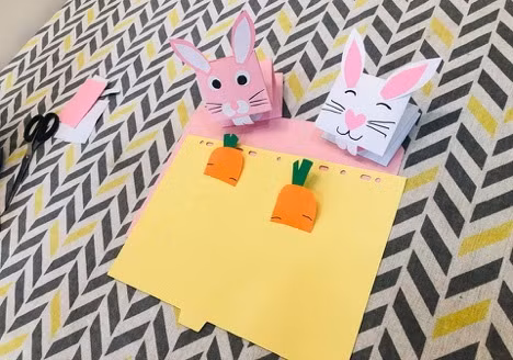 Chị T. tự làm đồ chơi cho con,