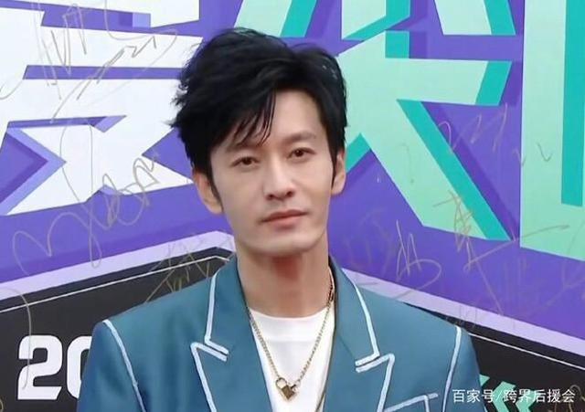 Huỳnh Hiểu Minh khiến fan lo lắng với ngoại hình gầy gò, kém sức sống. Huỳnh Hiểu Minh tiều tụy, hốc hác khó nhận ra sau khi giảm 10 kg