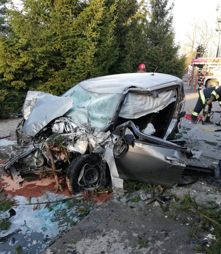 Chiếc ô tô bị hư hỏng nặng sau tai nạn (Ảnh: Motor1).