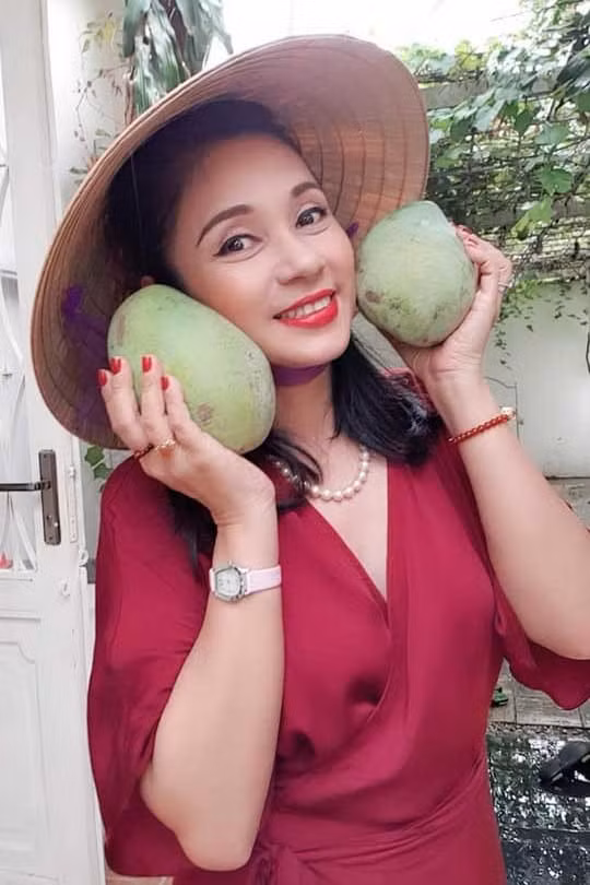 Việt Trinh tuổi 48 vẫn độc thân, sống hạnh phúc bên con trai