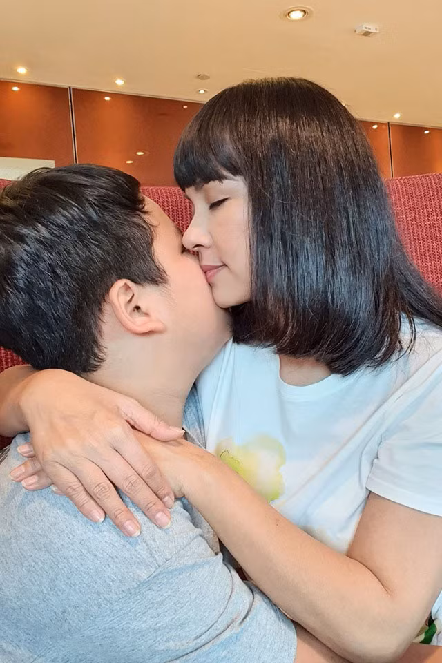 Việt Trinh tuổi 48 vẫn độc thân, sống hạnh phúc bên con trai