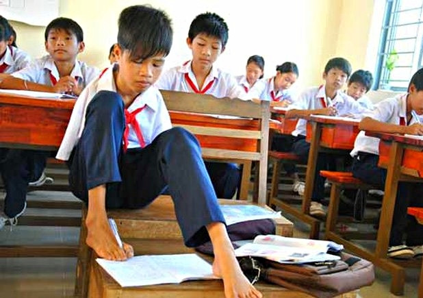 Nghị lực của chàng trai không tay vừa vào đại học ở Đồng Nai