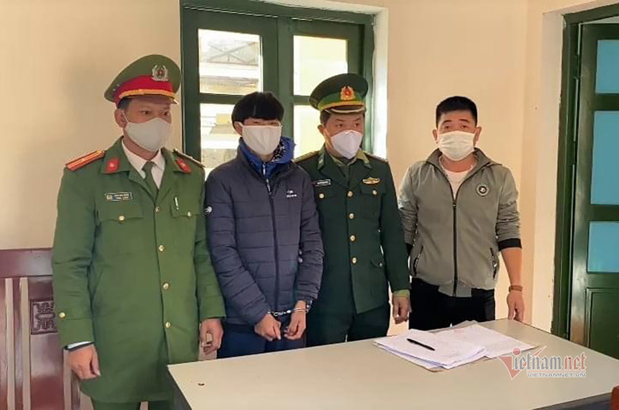 Đồn Biên phòng cửa khẩu Quốc tế Nậm Căn bàn giáo đối tượng truy nã Giàng A Dế cho Công an tỉnh Đắk Nông. Đối tượng này nhập cảnh trái phép về VN thì bị bắt giữ. ‘Đừng nghĩ tới việc nhập cảnh trái phép, trốn cách ly khi về ăn Tết