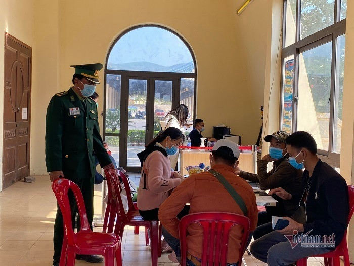 Người dân làm thủ tục nhập cảnh tại Cửa khẩu Lao Bảo. ‘Đừng nghĩ tới việc nhập cảnh trái phép, trốn cách ly khi về ăn Tết