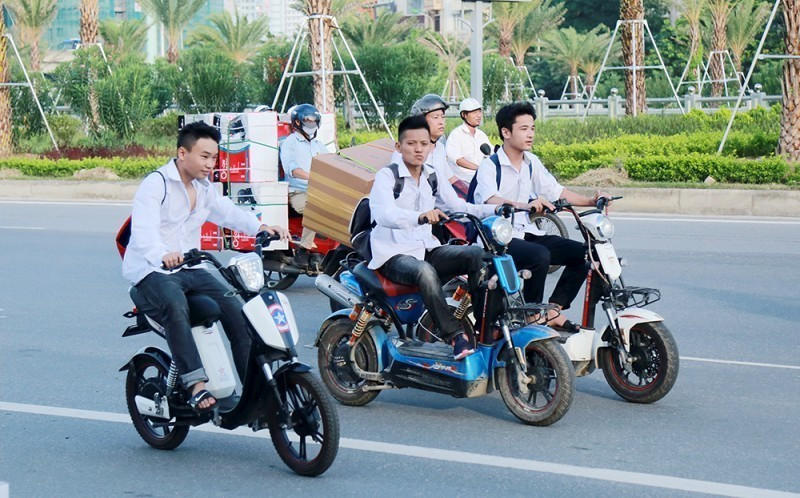 Cần thiết phải có biện pháp nhằm "quản chặt" người điều khiển xe máy, xe máy điện Đi xe máy dưới 50cc phải có bằng lái: Cần thiết và cấp thiết