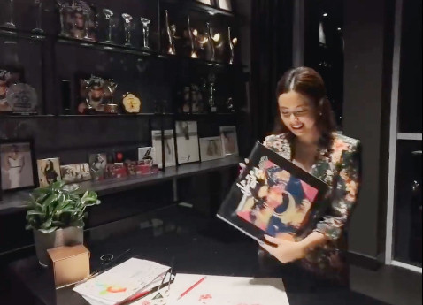 Một góc bàn làm việc trong nhà Hoàng Thuỳ Linh bày rất nhiều cúp giải thưởng.