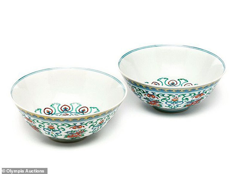 Một cặp bát Doucai của Trung Quốc thế kỷ 20 cũng được trả giá 850 triệu đồng. Một cặp bát Doucai của Trung Quốc thế kỷ 20 cũng được trả giá 850 triệu đồng.