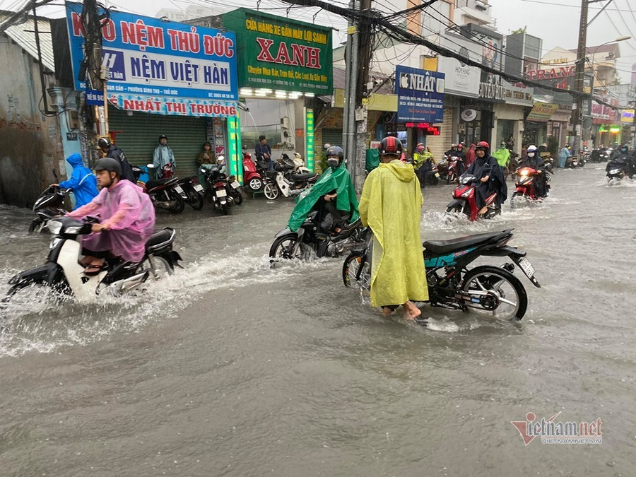 Mưa như trút, nước cuồn cuộn như suối ở Sài Gòn ảnh 5 Mưa như trút, nước cuồn cuộn như suối ở Sài Gòn