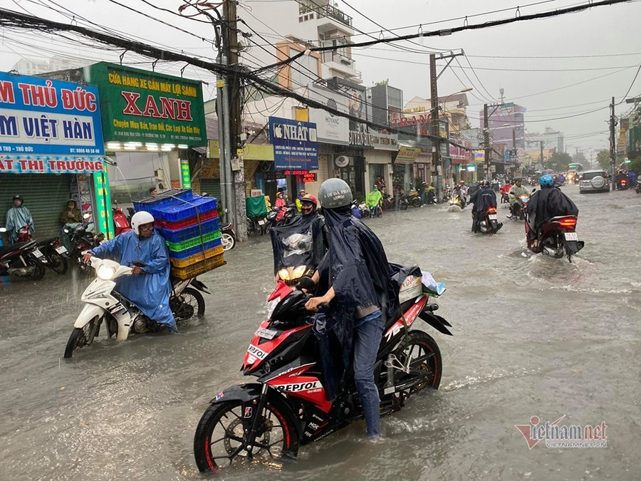 Mưa như trút, nước cuồn cuộn như suối ở Sài Gòn ảnh 6 Mưa như trút, nước cuồn cuộn như suối ở Sài Gòn