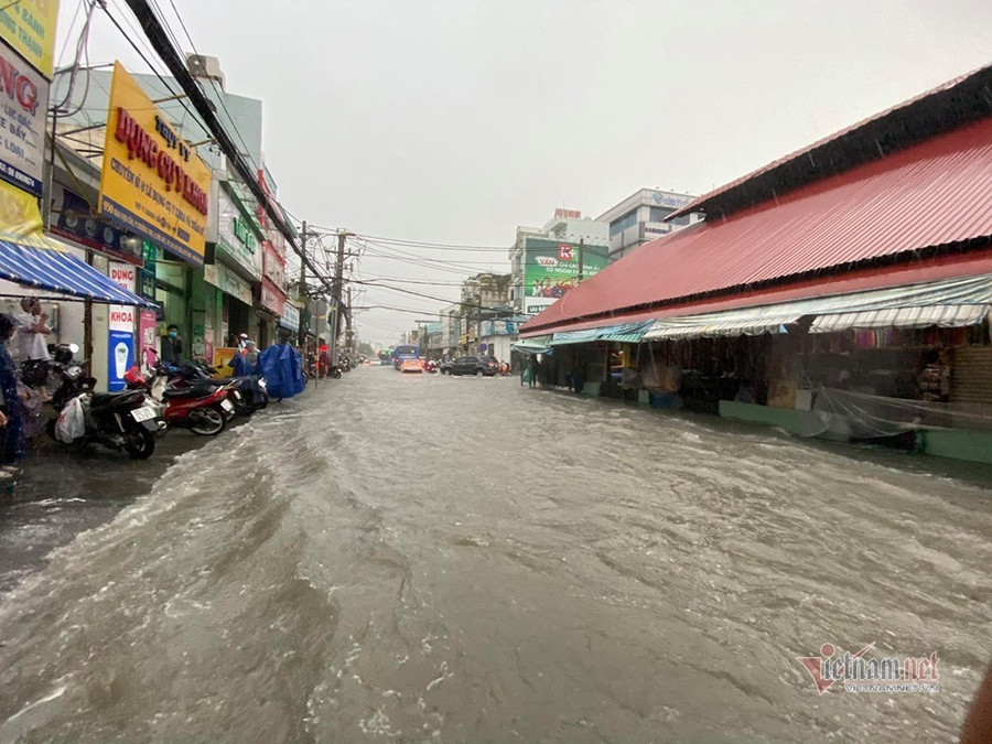 Mưa như trút, nước cuồn cuộn như suối ở Sài Gòn ảnh 2 Mưa như trút, nước cuồn cuộn như suối ở Sài Gòn