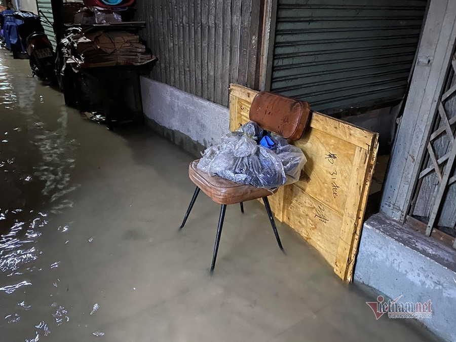 Mưa như trút, nước cuồn cuộn như suối ở Sài Gòn ảnh 12 Mưa như trút, nước cuồn cuộn như suối ở Sài Gòn