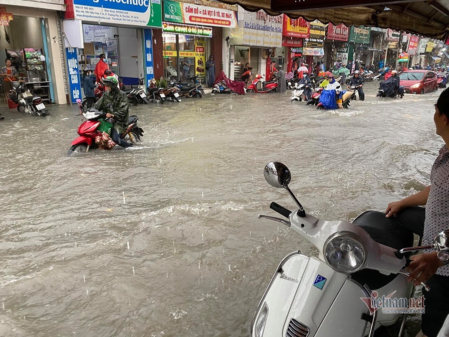 Mưa như trút, nước cuồn cuộn như suối ở Sài Gòn ảnh 8 Mưa như trút, nước cuồn cuộn như suối ở Sài Gòn