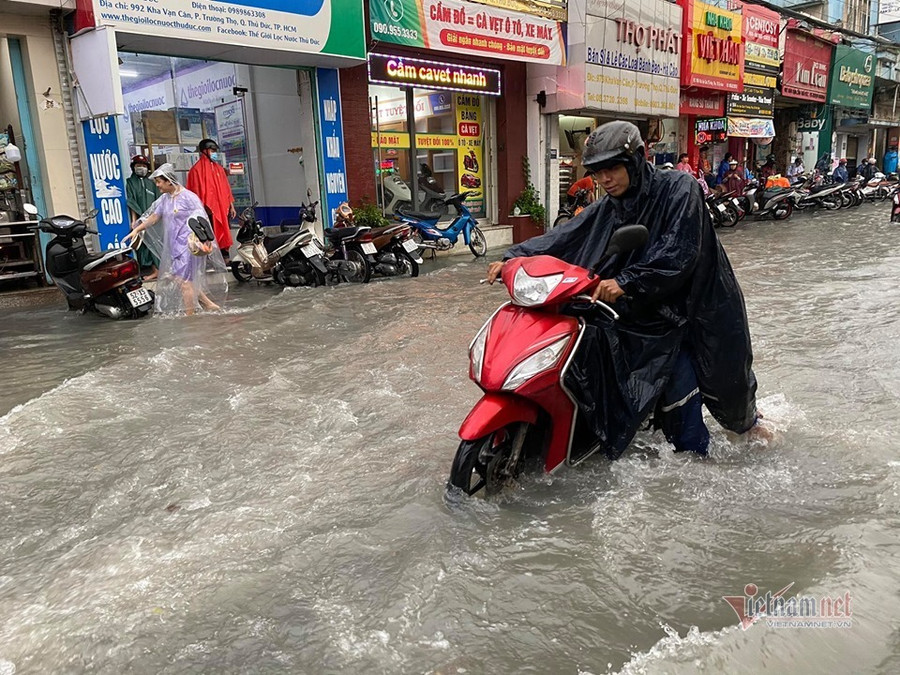 Mưa như trút, nước cuồn cuộn như suối ở Sài Gòn ảnh 7 Mưa như trút, nước cuồn cuộn như suối ở Sài Gòn